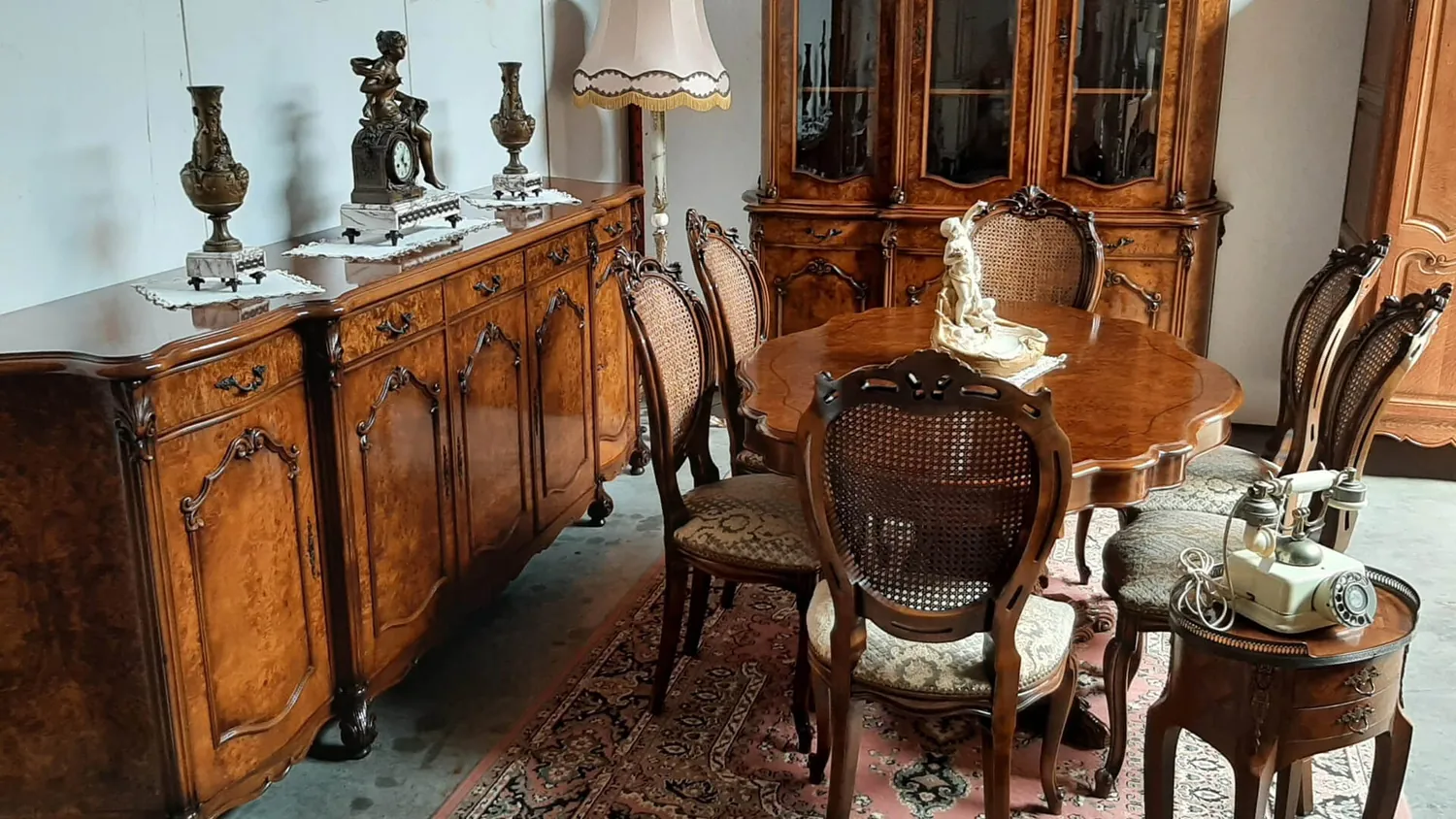 Volledig ingericht interieur met dressoir, eettafel en vitrinekast